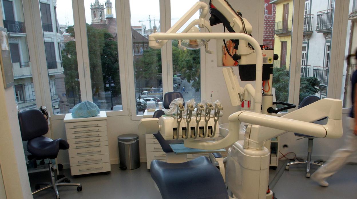 Imagen de un sillón de una clínica dental