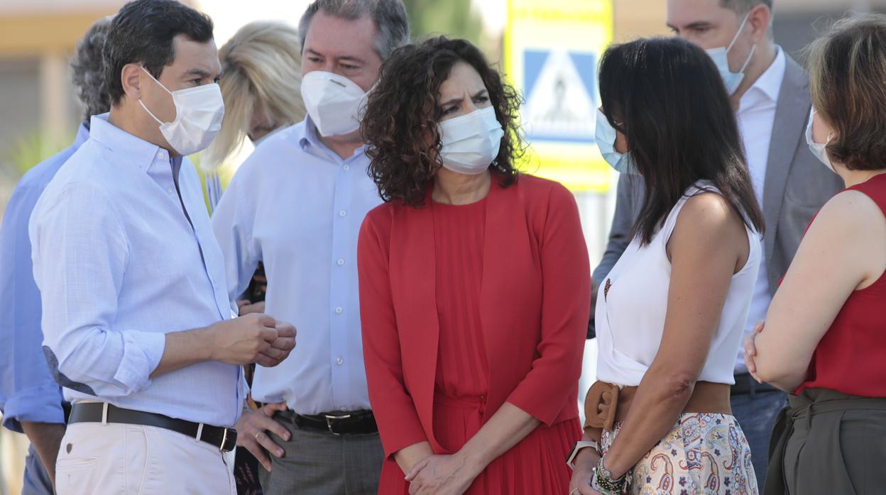 El presidente de la Junta, Juanma Moreno, junto a la ministra de Hacienda, María Jesús Montero, el alcalde de Sevilla, Juan Espadas, y la presidenta del Parlamento, Marta Bosquet