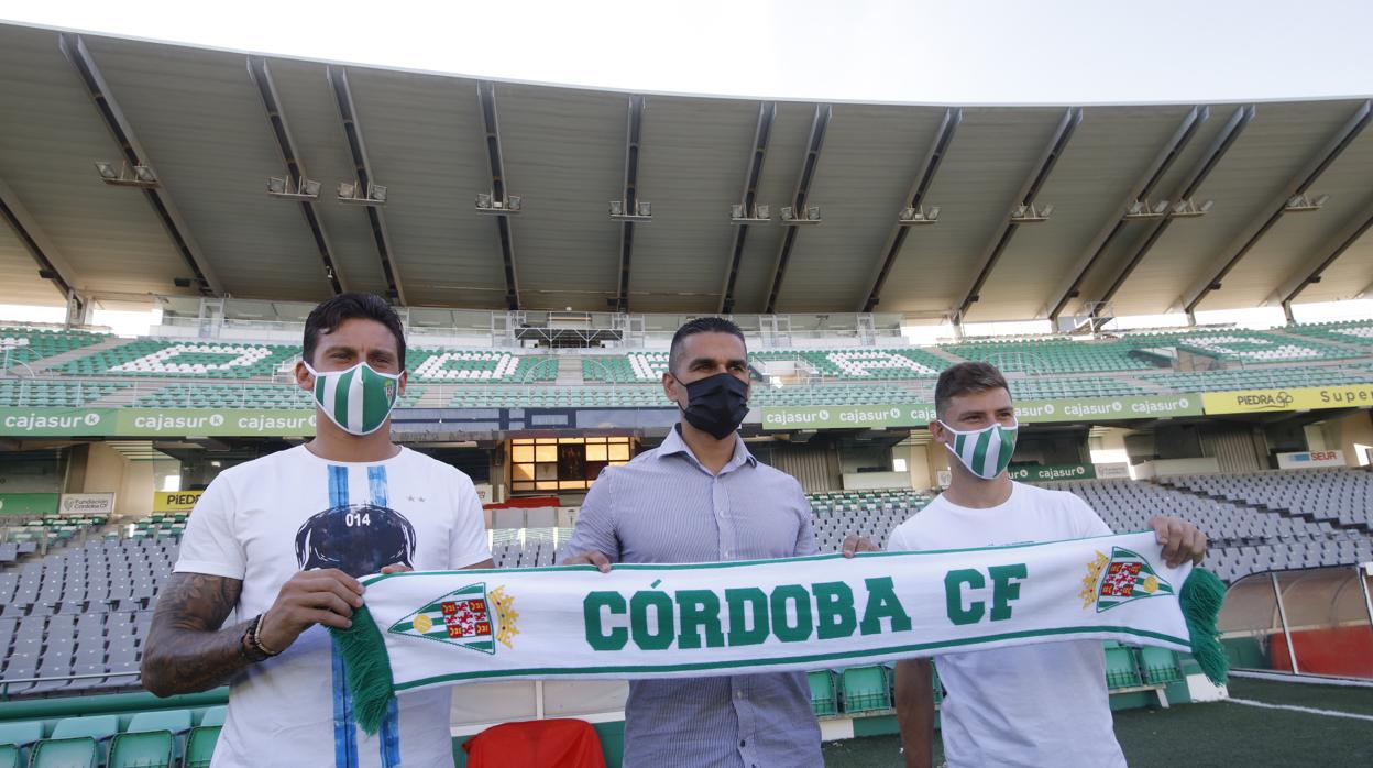 Juanito (c), junto a Espeso (d) y Farrando (i), en la presentación como nuevos jugadores del Córdoba