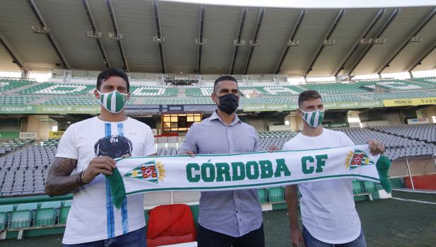 El director deportivo del Córdoba CF desvela que harán dos fichajes y busca un «nueve» para cerrar el mercado