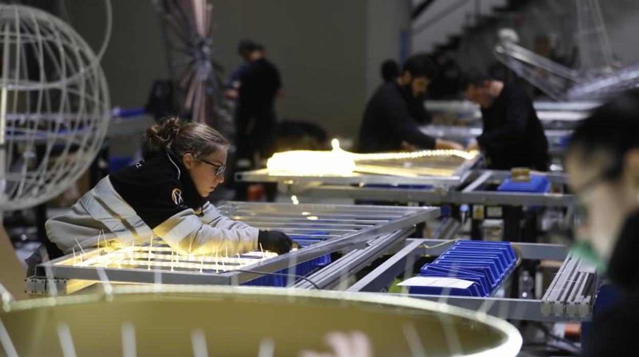 Trabajadores en la planta de Puente Genil de Iluminaciones Ximenez