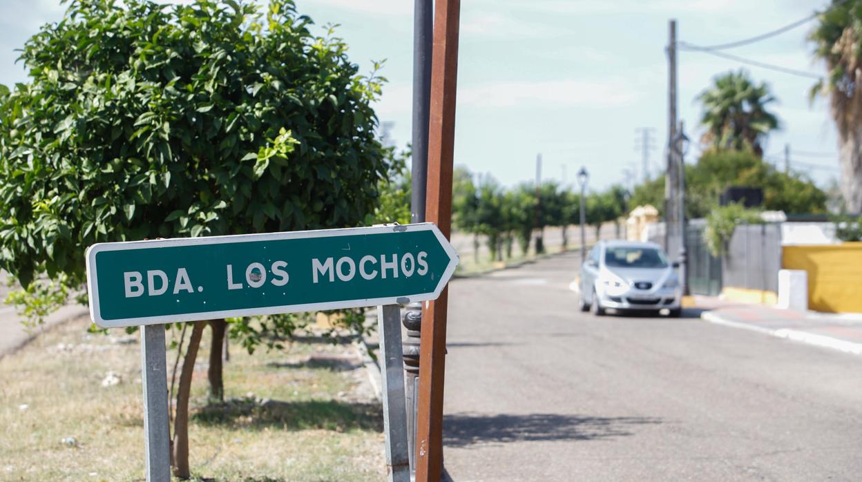 Cartel indicativo de la barriada de Los Mochos en Almodóvar del Río, donde hay más casos de Covid-19