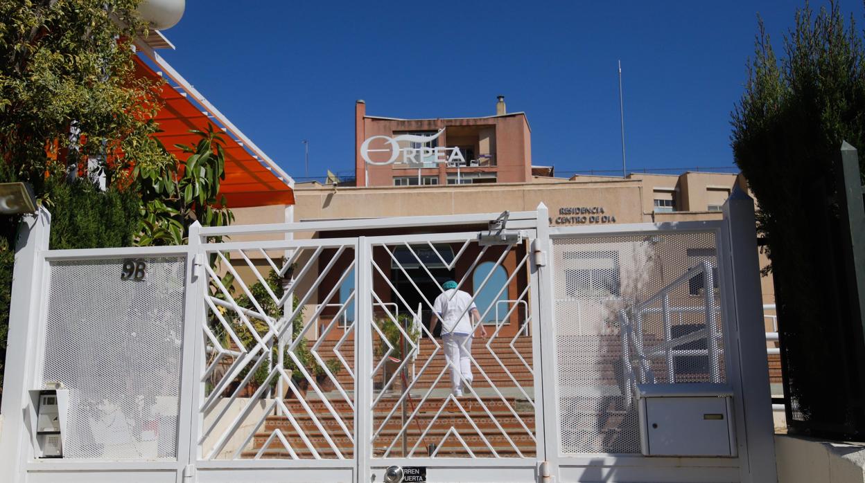 Una trabajadora en la residencia de ancianos de Orpea Sierra