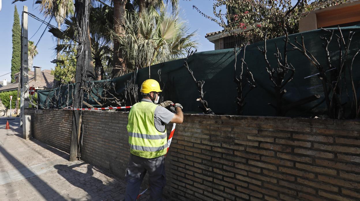 Casa con restos del fuego en el exterior en la Sierra de Córdoba