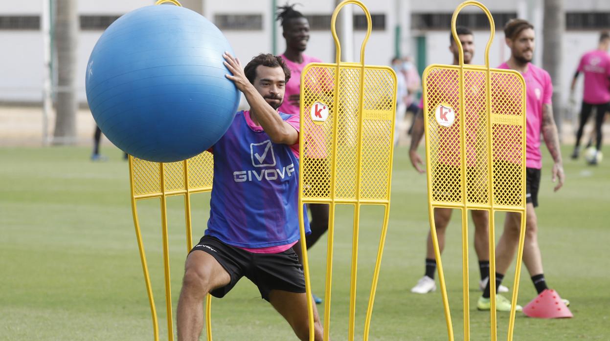 De las Cuevas dribla picas con un balón medicinal en el entrenamiento del Córdoba CF