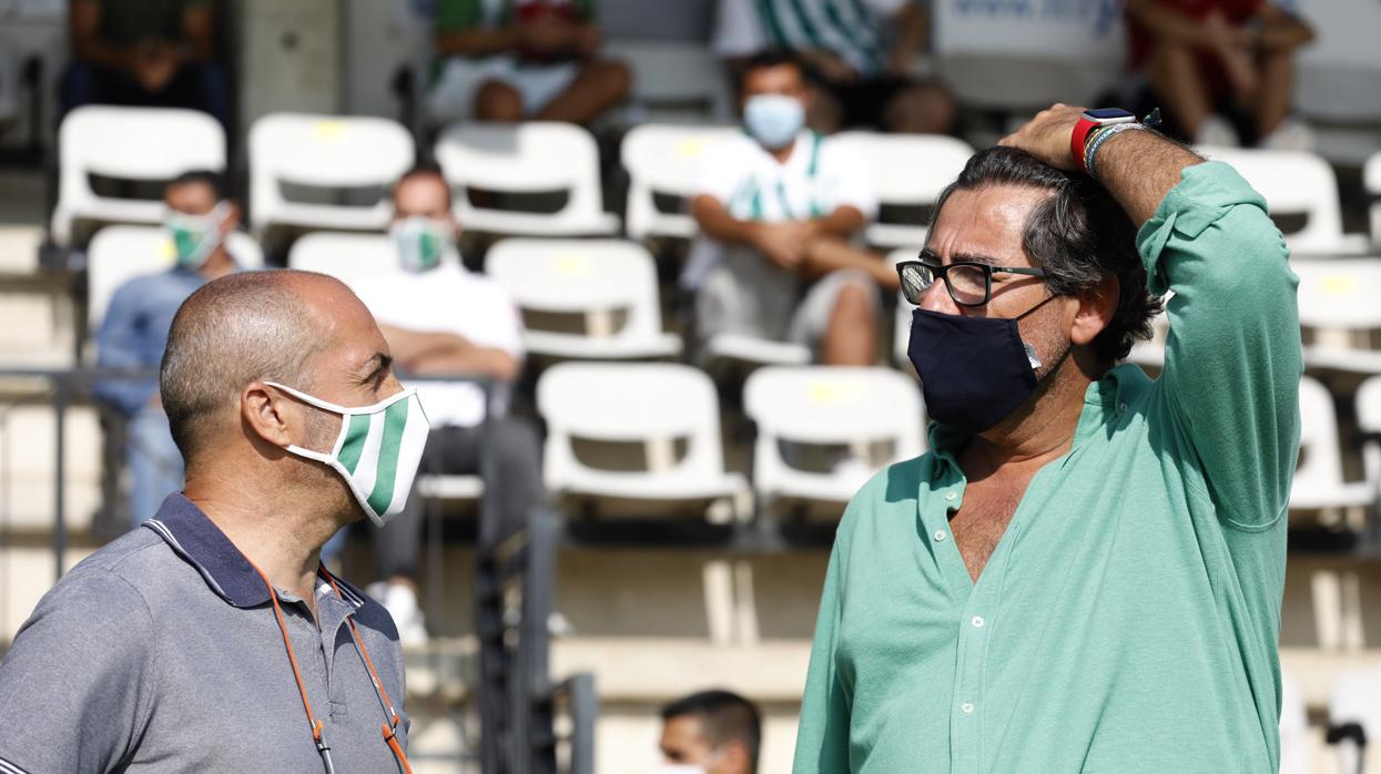 El entrenador del Córdoba CF, Juan Sabas, y el consejero delegado del club, Javier González Calvo