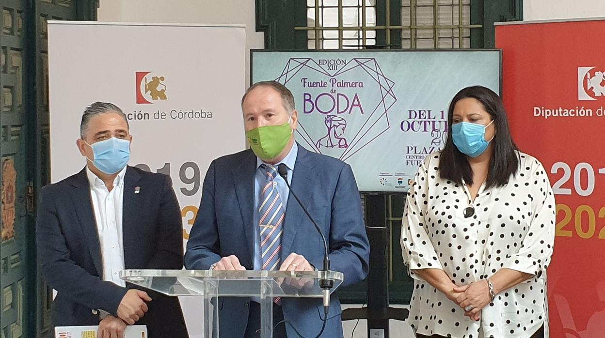 Manuel Jesús Adame (centro) en la presentación de Fuente Palmera de Boda, en la Diputación de Córdoba