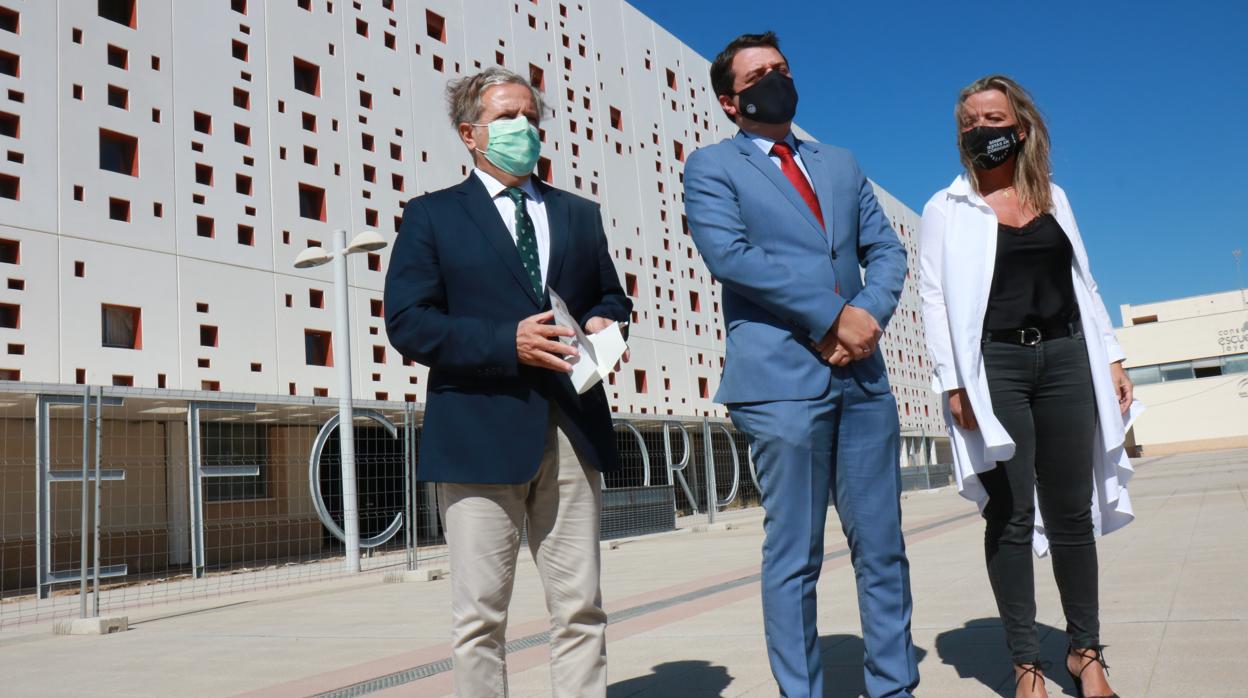 Salvador Fuentes, José María Bellido e Isabel Albás, en el Centro de Ferias de Córdoba