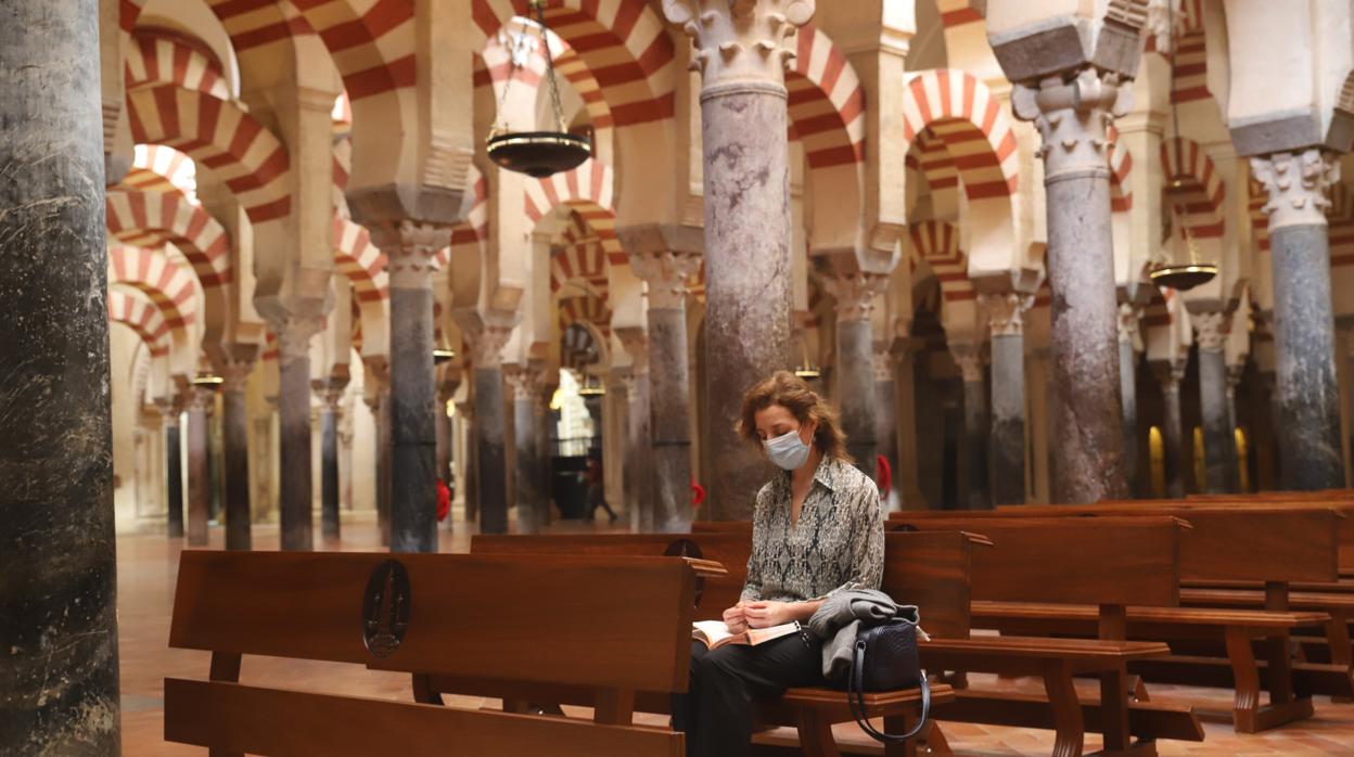 Una visitante a la Mezquita-Catedral de Córdoba durante la desescalada