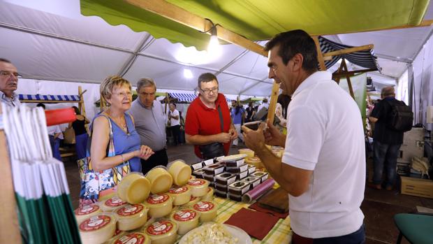 El Ayuntamiento «legaliza» la venta de alimentos en los mercadillos de Córdoba