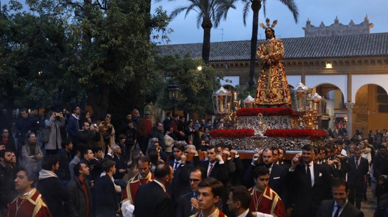 El Señor de la Sentencia caminando por el patio de los Naranjos