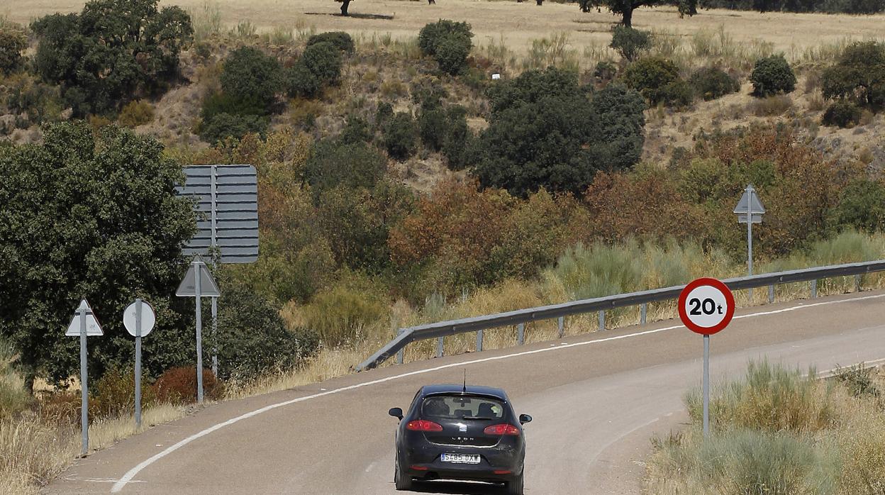 Un vehículo en una carretera de la provincia de Córdoba