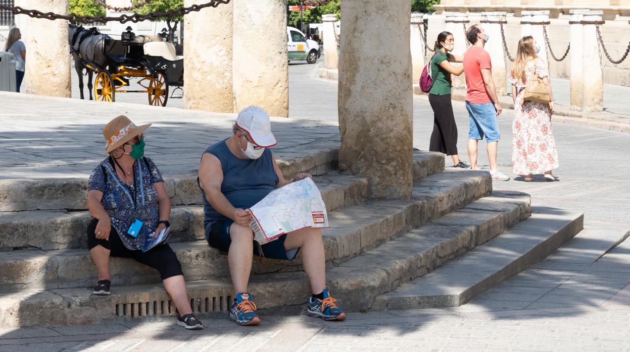 Turistas extranjeros en el centro histórico de Sevilla