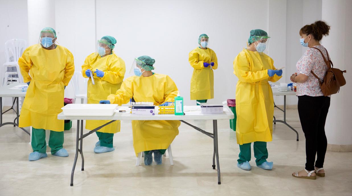 Profesionales de Salud realizan pruebas masivas para el Covid-19 en la localidad malagueña de Villanueva de la Concepción