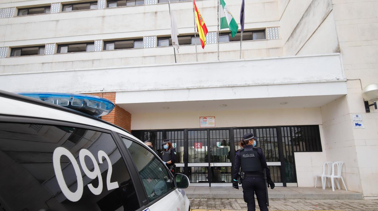 Agentes de la Policía Local de Córdoba durante la crisis del coronavirus