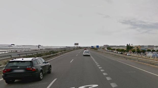 Cuatro heridos en un accidente de tráfico al chocar con un sofá abandonado en plena autovía en Almería