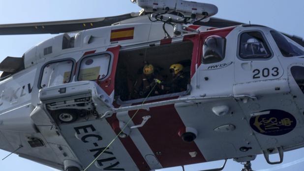 Localizan el bote volcado del varón de Isla Cristina desaparecido en la mar