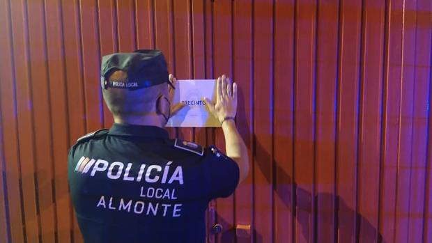 Desalojan un fiesta ilegal con 200 personas en una nave de un polígono de Almonte