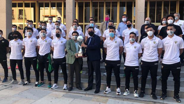 El Córdoba Patrimonio recibe el homenaje del Ayuntamiento por el título de campeón de Andalucía