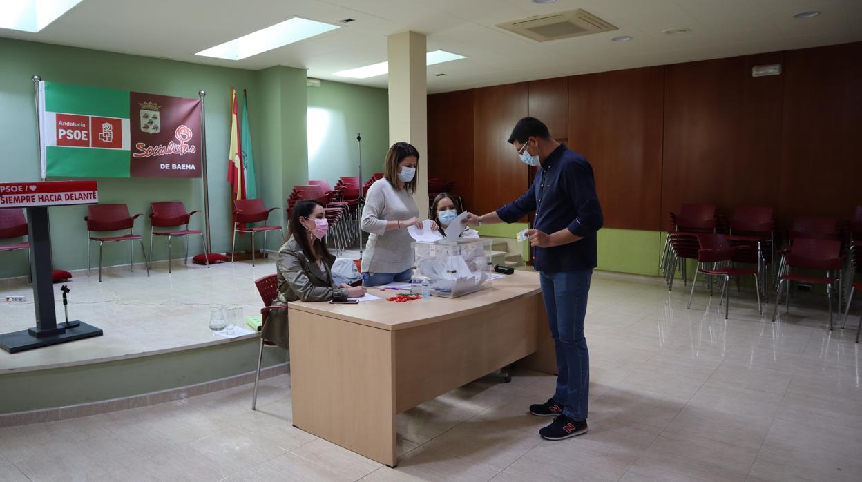 Un momento de la votación de los socialistas en Baena durante la jornada del domingo