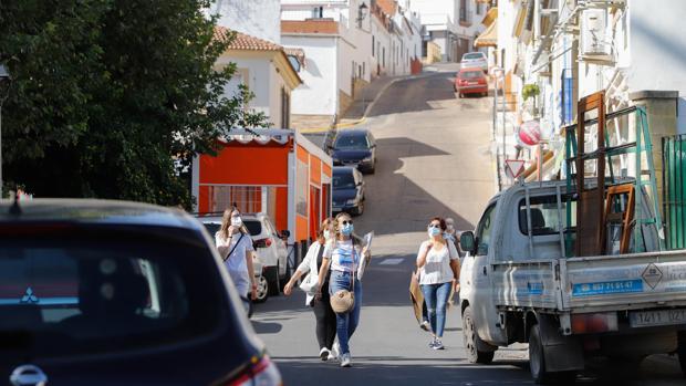 Salud limita la movilidad en Almodóvar y reduce hostelería y espacios públicos