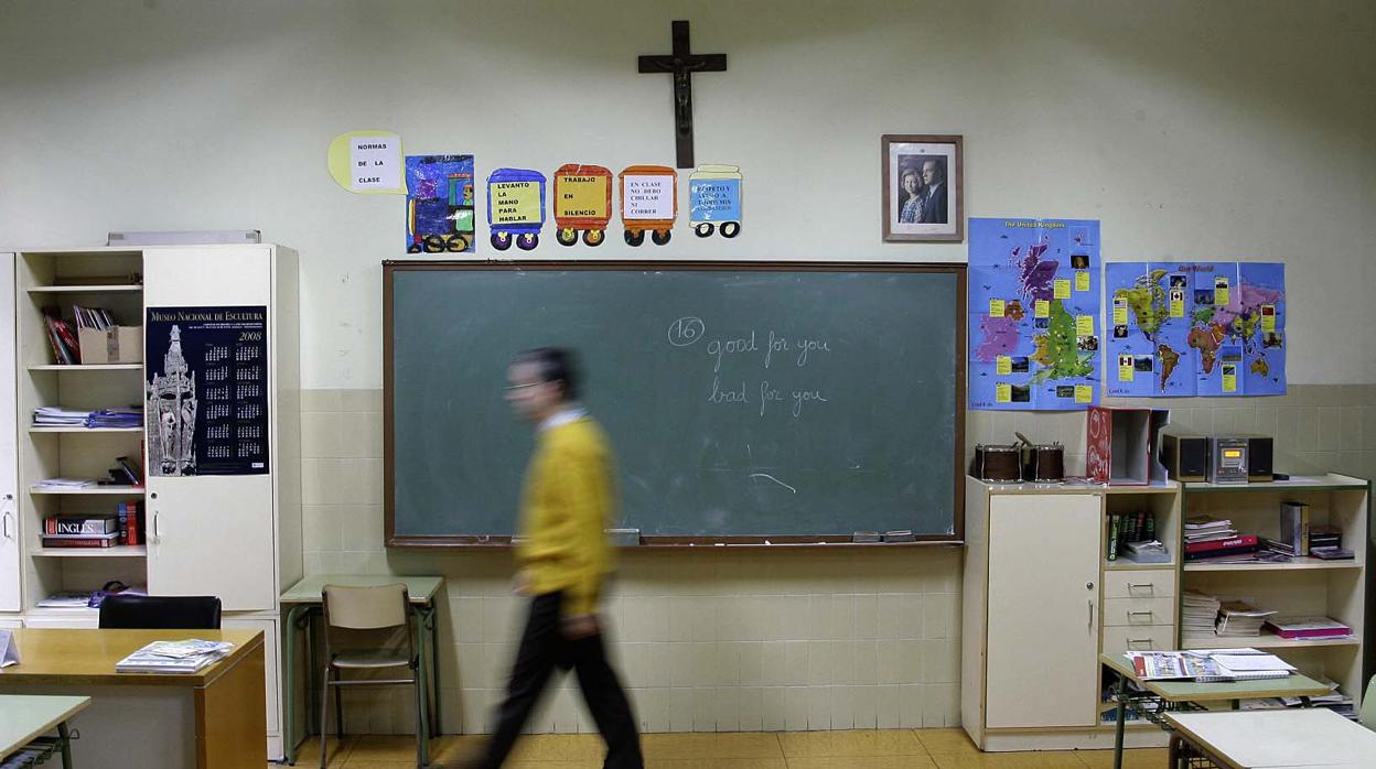 Un crucifijo en un aula de un colegio religioso