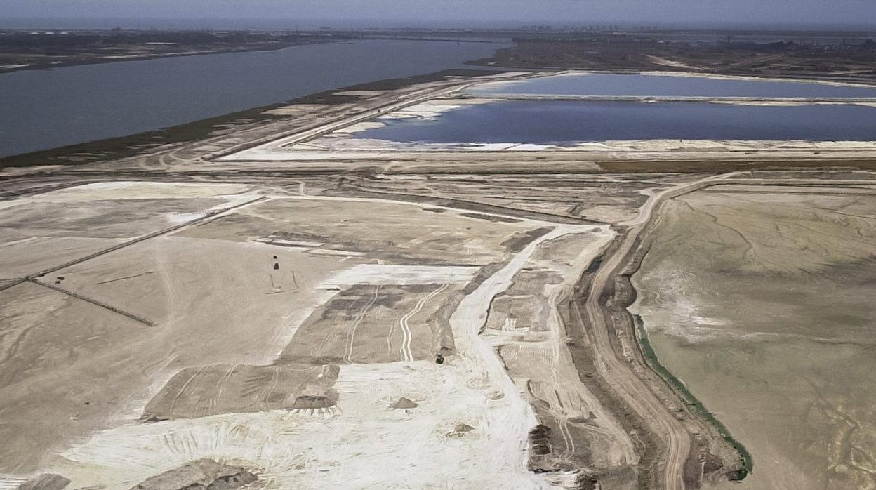 Vista de la zona de apilamiento de fosfoyesos en las marismas de Huelva