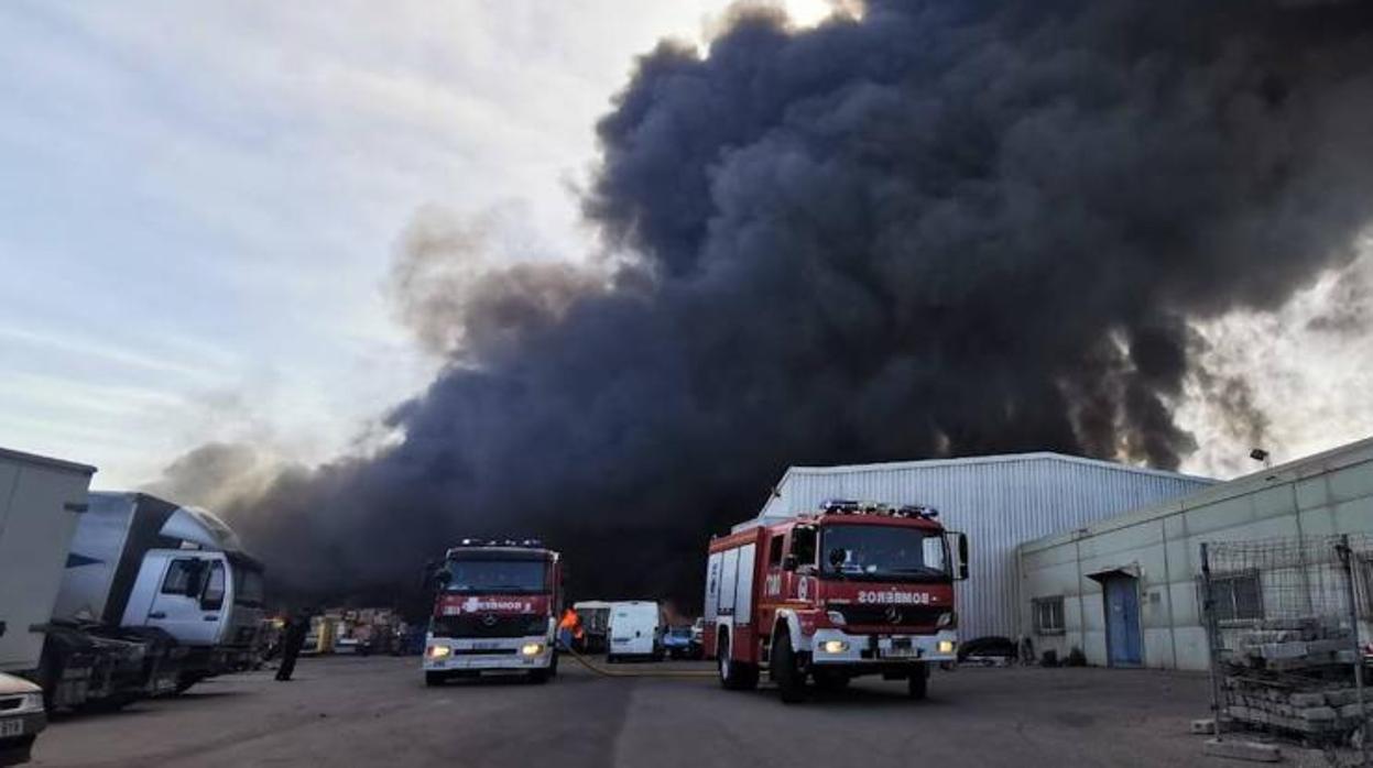 Efectivos de Bomberos trabajan para sofocar las llamas