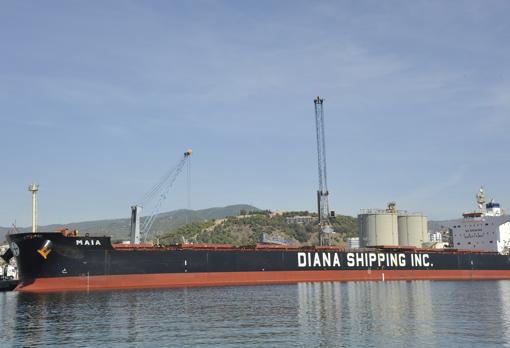 Grúas descargan este martes las bodegas del barco, que tiene más de 200 metros de eslora