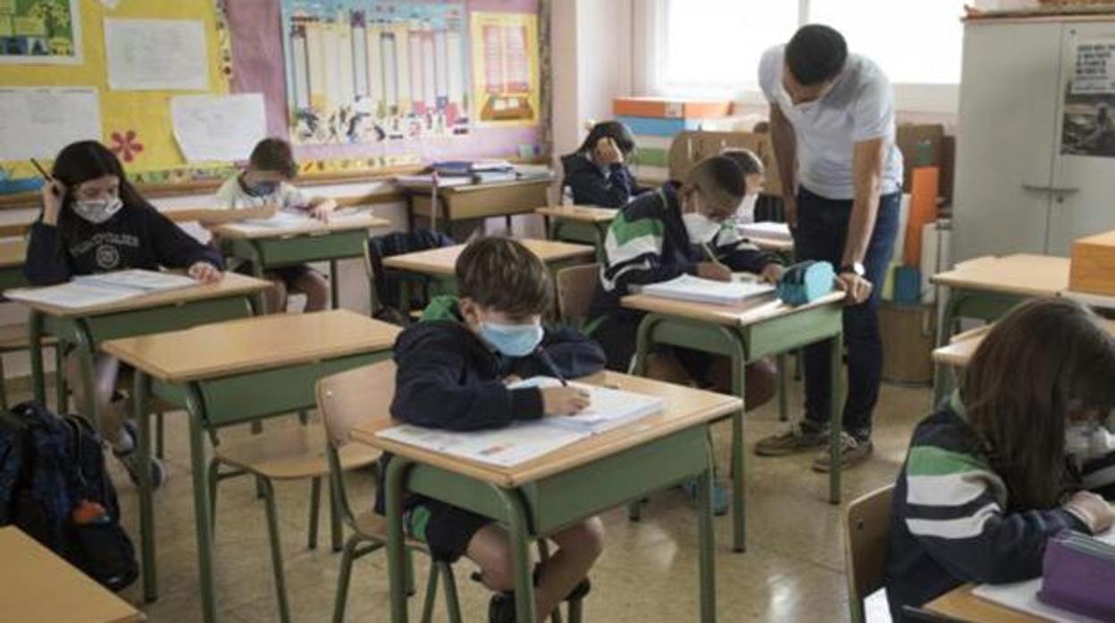 Alumnos con mascarilla en un centro escolar