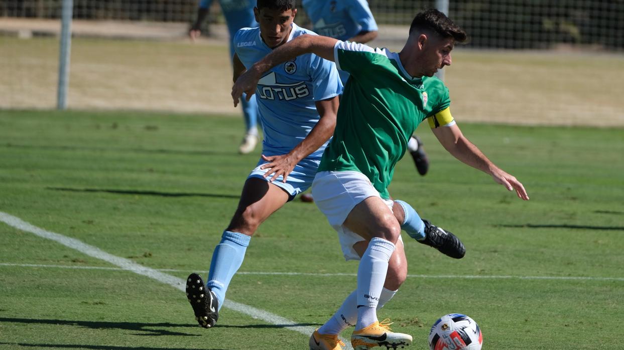 Javi Flores regatea en el Córdoba CF-Linense de este miércoles en Montecastillo