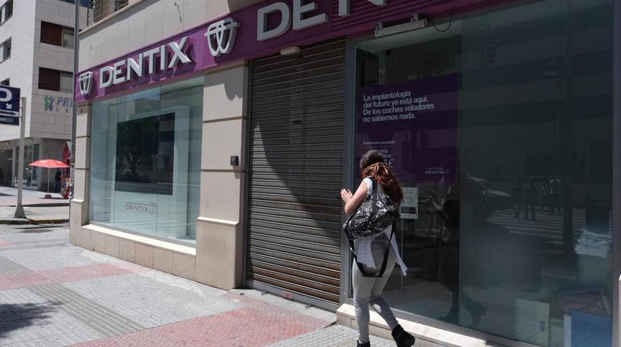 Una chica pasa ante una clínica Dentix en una imagen de archivo