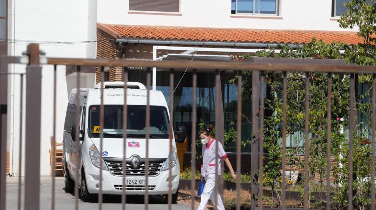 Una enfermera camina ante la puerta de la residencia Orpea Sierra el 28 de septiembre pasado