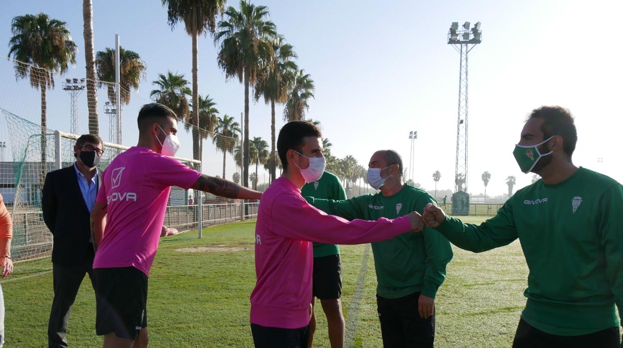 Oyarzun y Alberto Salido saludan a los técnicos en su llegada al entrenamiento del Córdoba CF