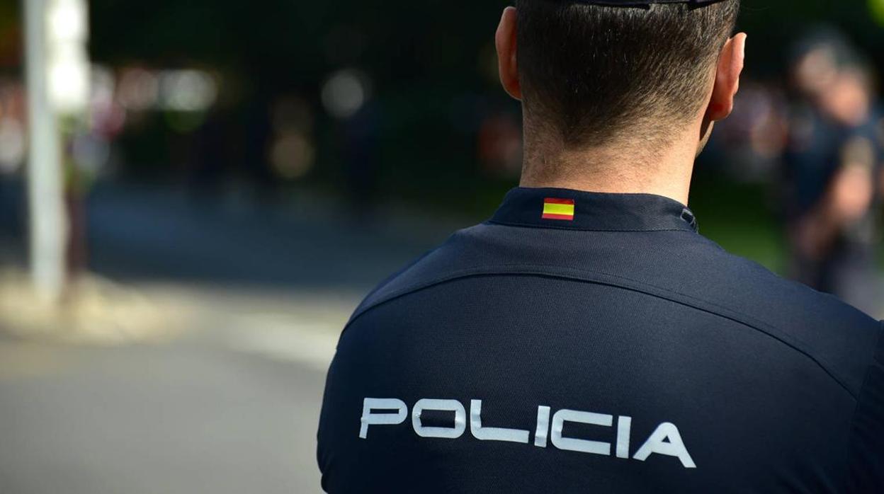 Un agente de la Policía Nacional