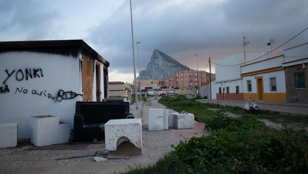 Decenas de personas lanzan objetos e increpan a la Policía Nacional en La Línea de la Concepción