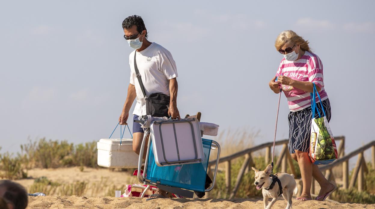 Usuarios en una playa de Huelva