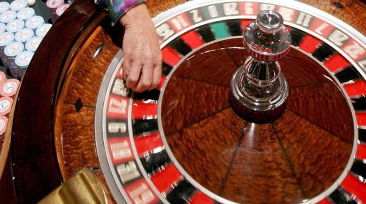 EL hombre perdió 18.000 euros en la ruleta antes de emprenderla a golpes con la misma