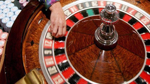 Pierde 18.000 euros jugando en Granada, rompe la ruleta y se alegra de que lo detengan