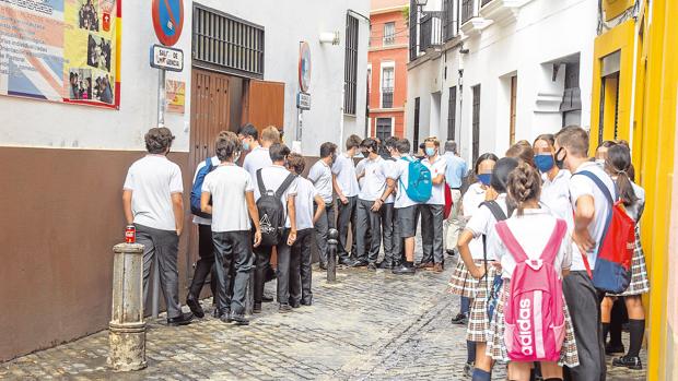 Los colegios concertados de Andalucía miran a la Junta tras los «golpes» del Gobierno de Sánchez