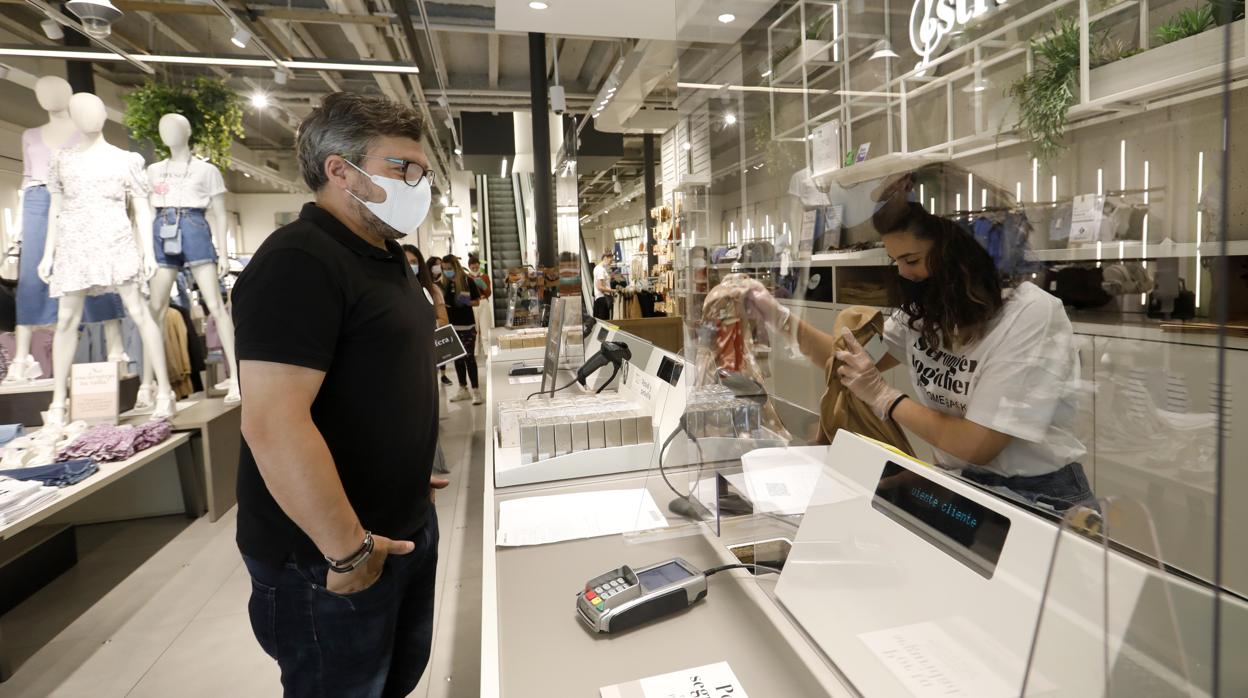 Una dependiente atiende a un cliente en una tienda del Centro de Córdoba