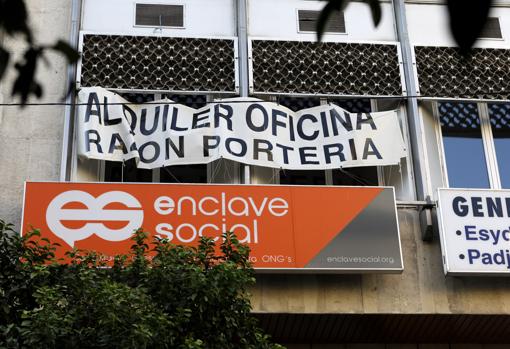 Lona en un edificio del Centro anunciando el alquiler de oficinas