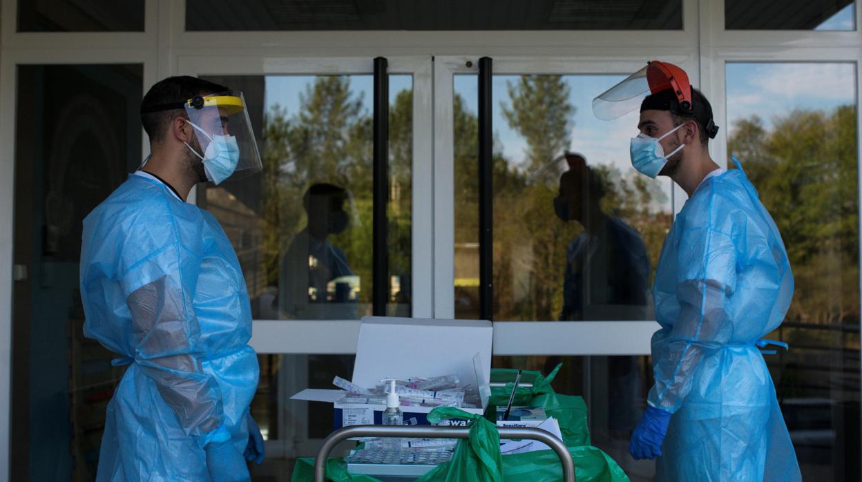 Dos sanitarios preparados para hacer pruebas de Covid en una imagen de archivo