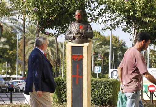 La estatua del Padre Gómez Aguilar, con las pintadas que sufrió