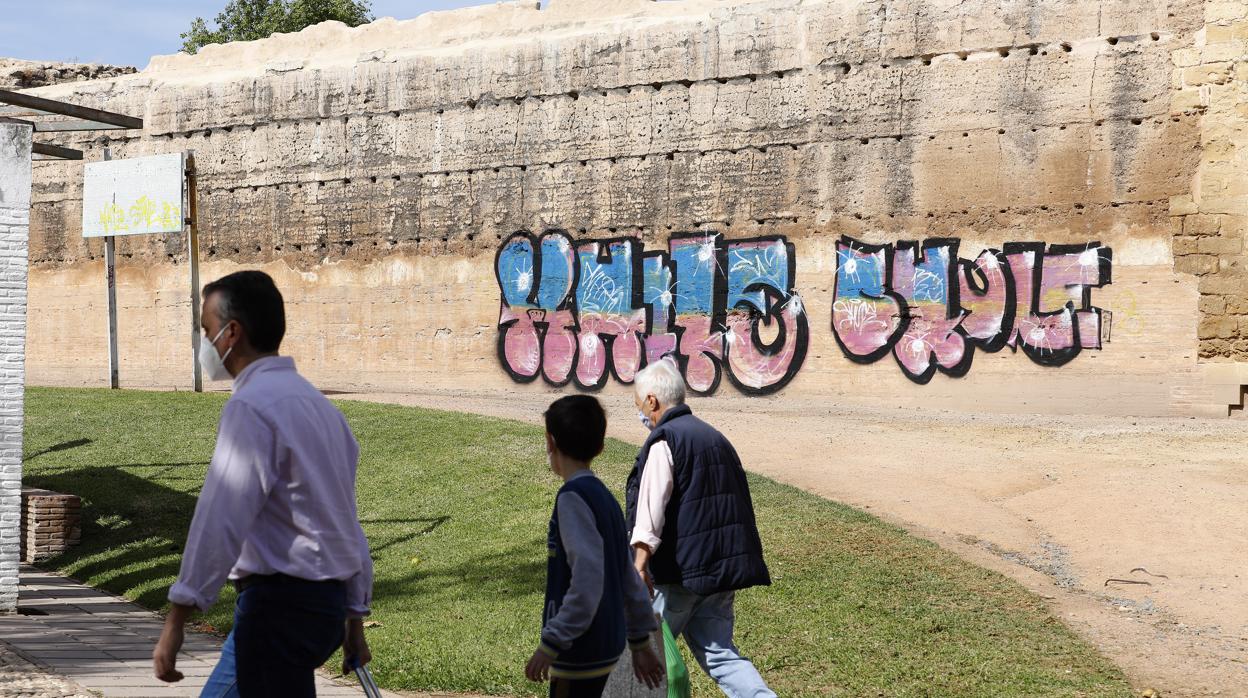 Pintadas en la muralla de El Marrubial