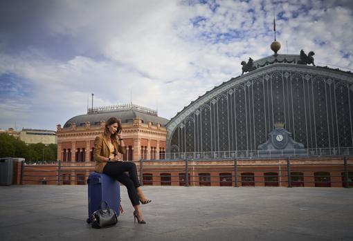 La «headhunter», en el exterior de la estación de Atocha