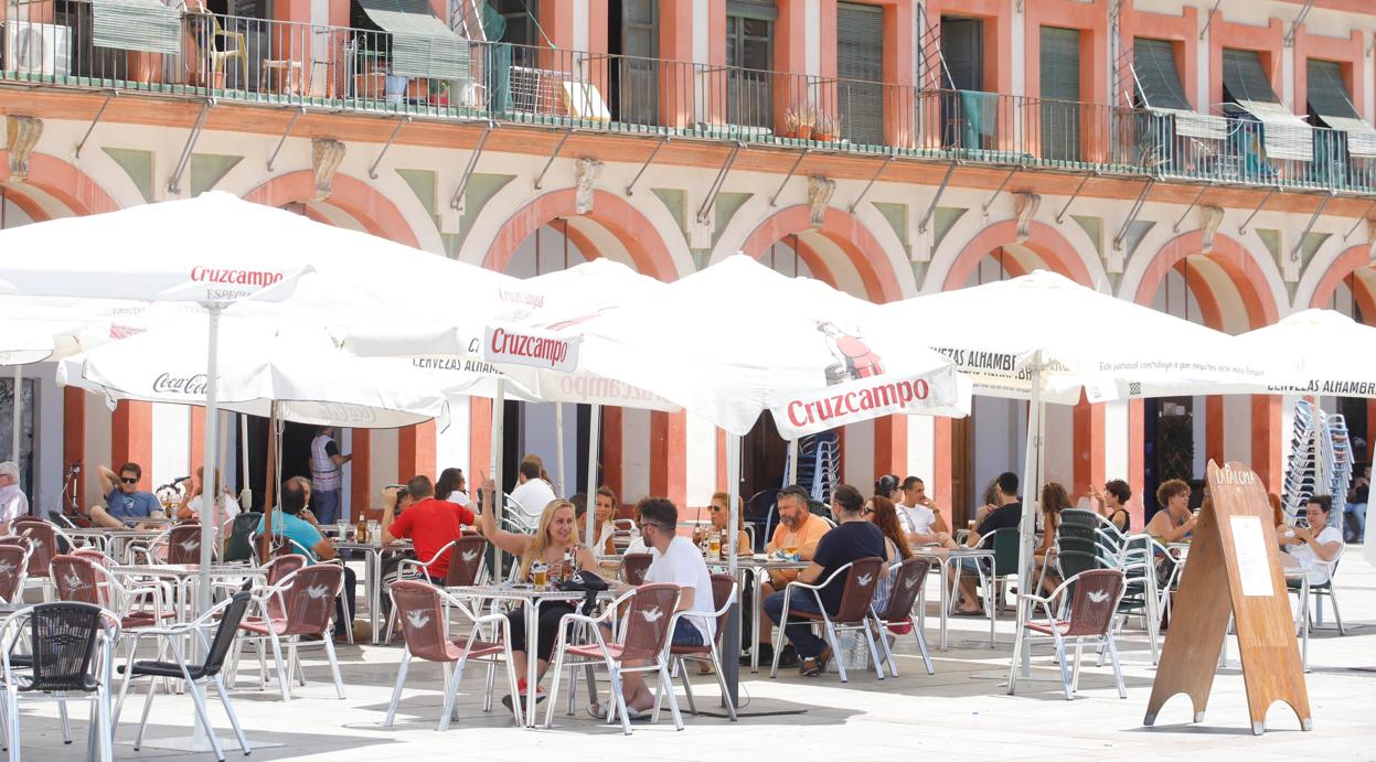 Ambiente de terrazas, en una imagen de archivo, en La Corredera