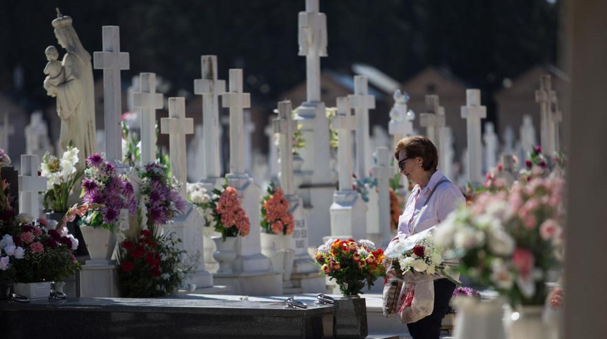 Una mujer en el cementerio de Sevilla