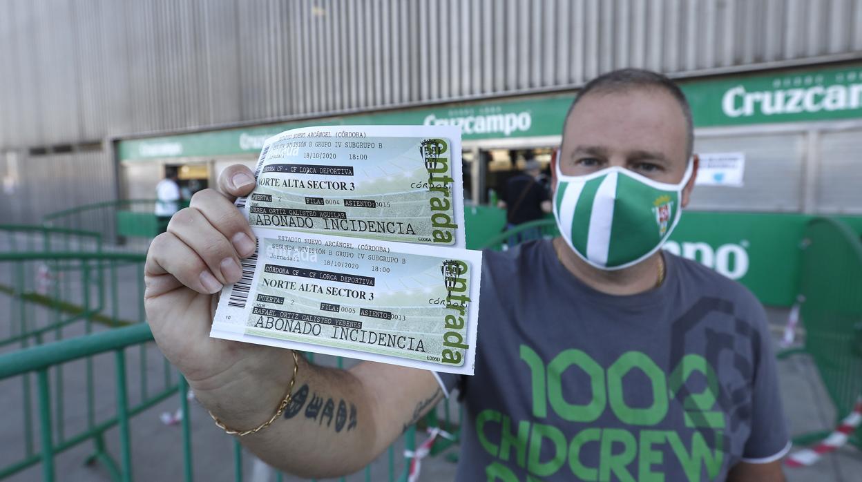 Un abonado retira su entrada de las taquillas del estadio El Arcángel este martes