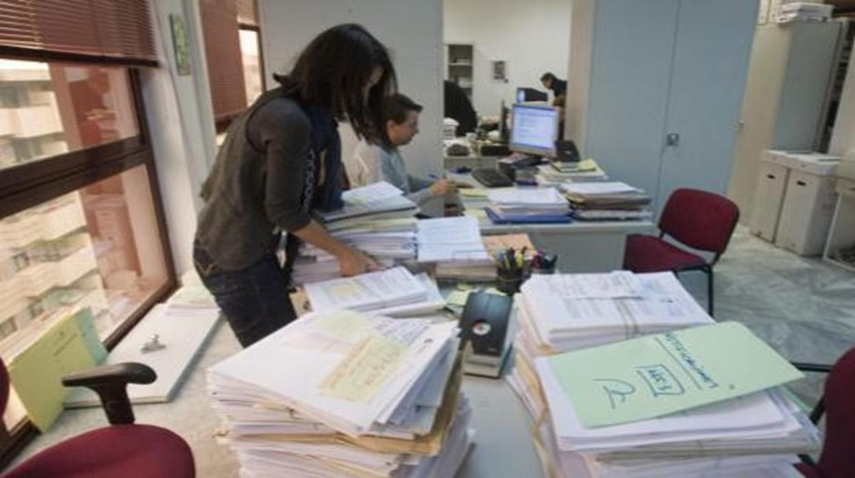 Empleados públicos durante una jornada laboral en Sevilla